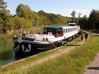 C'est La Vie barge