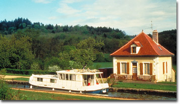 Locaboat passing lock 39 at Pont de Pany