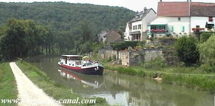 Midday moorings for the barge Niagara