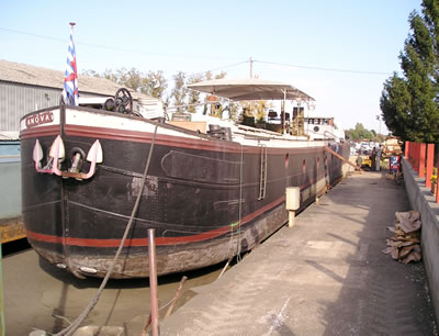 The Atelier Fluvial is one of the most experienced barge dry docks in France 