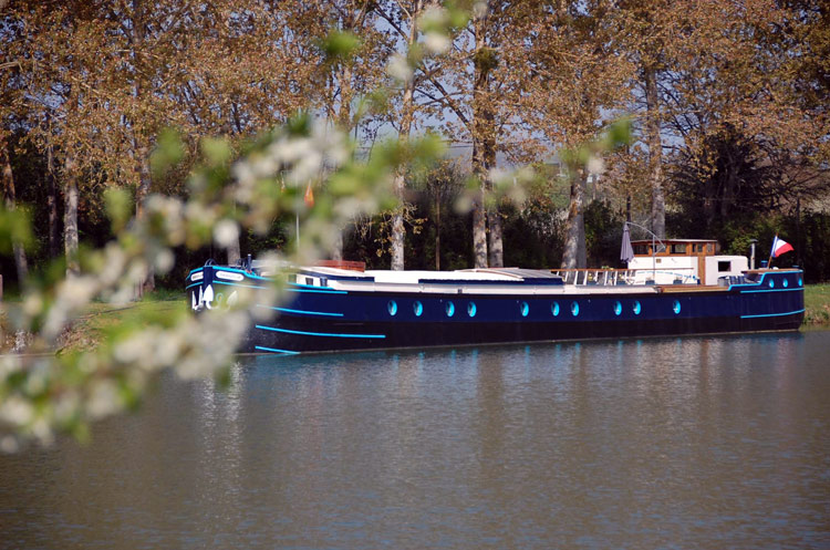 Magnolia barge cruises in Burgundy