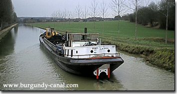 Avanti dragger working on canal