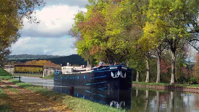 Hotel barge cruises on the Burgundy Canal