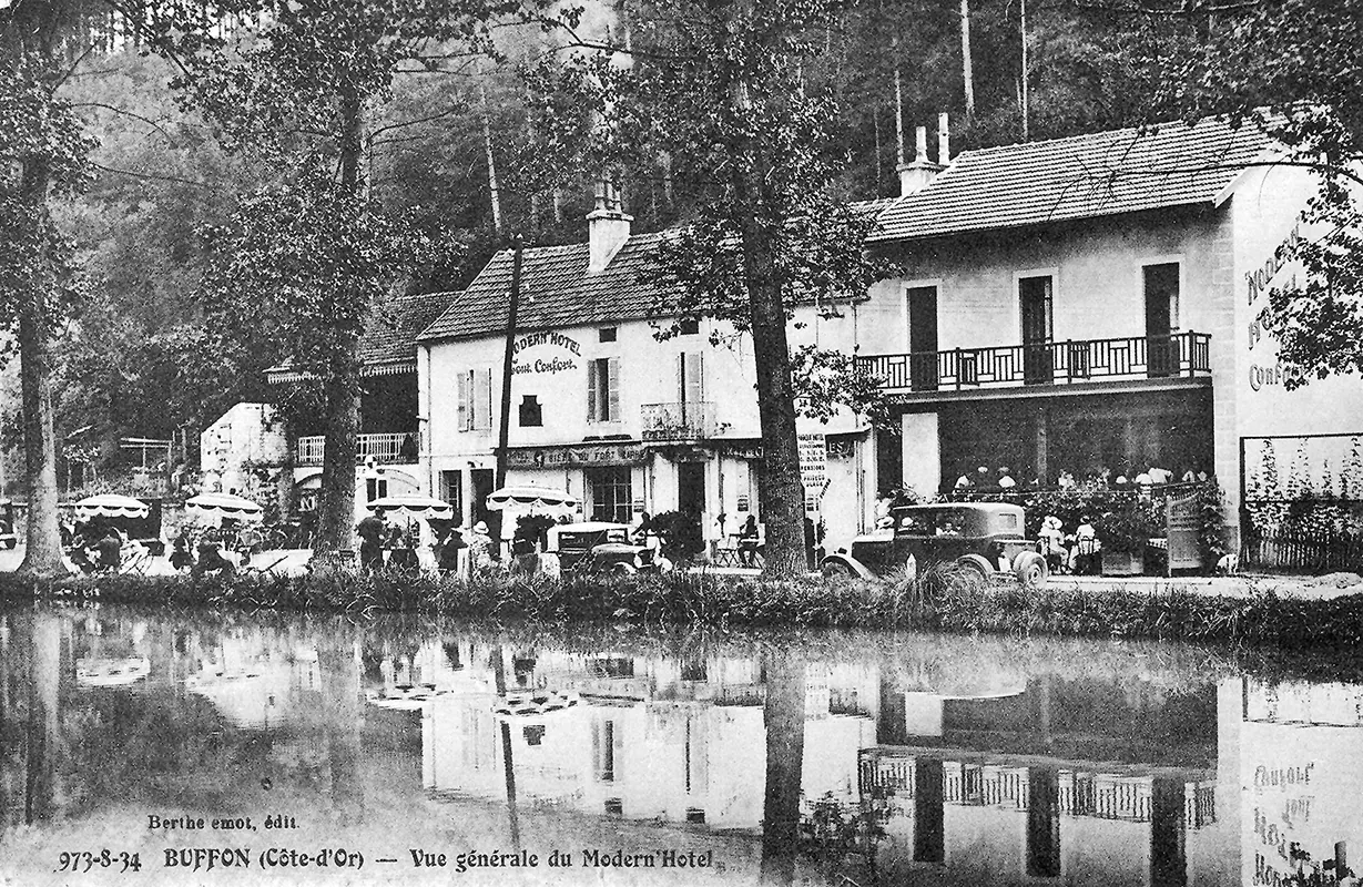 Busy cafés on the roadside of Buffon.