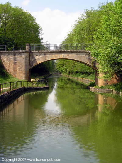 Moorings on the canal just beside the Forges