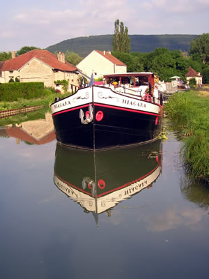 Barge moored at Fleurey sur Ouche