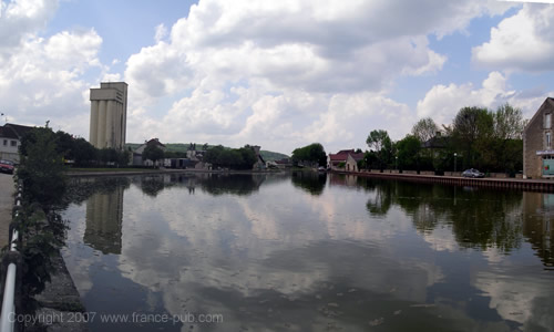 Montbard canal Port