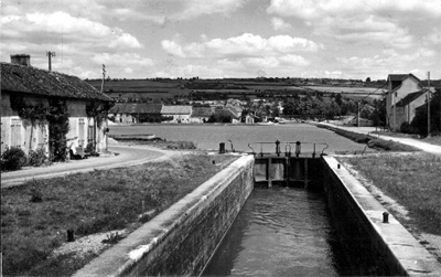 Pouilly port entrance