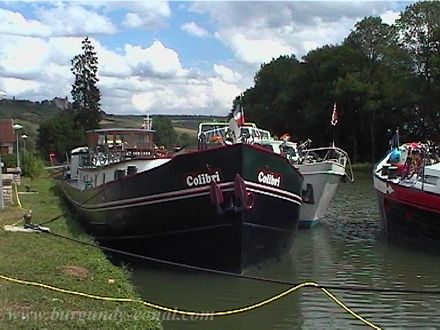 Mooring in the port of Vandenesse