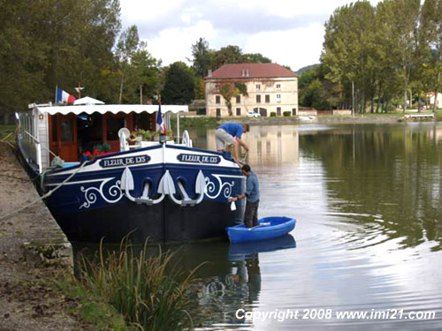 Barge moored in Escommes