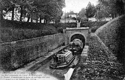 Tug and barge on the Burgundy canal