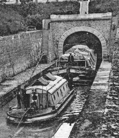 Tug  and barge on the Burgundy canal